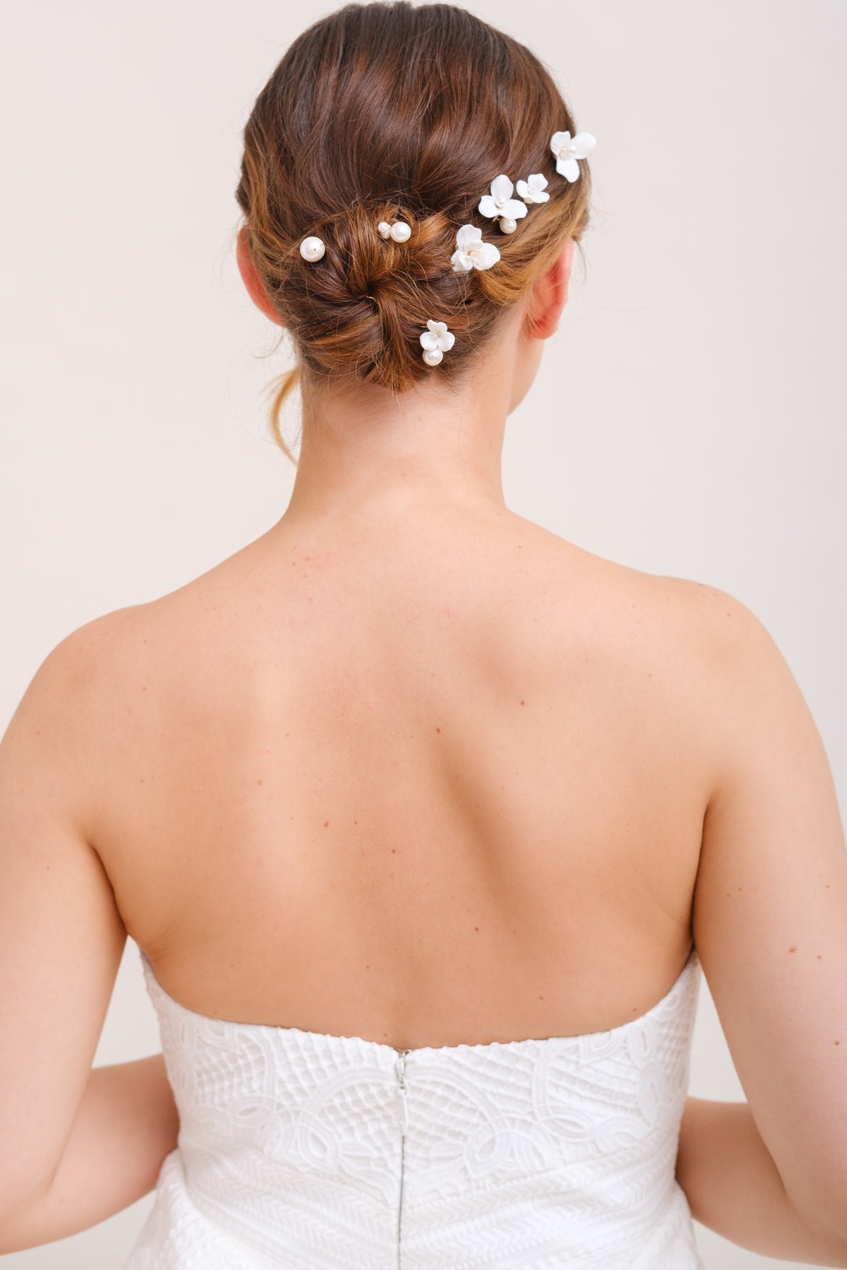 PICS A CHIGNON PERLES ET FLEURS&lt;BR&gt;Flora Pearl (lot de 6 pics)